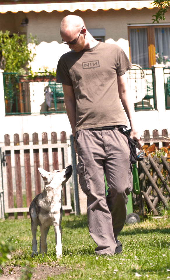 Ralf mit seinem Hund Bragi als Welpe